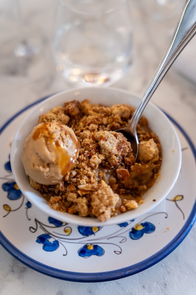Dessert gourmand crumble de saison au Riva Café à Saint-Malo.