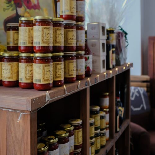 Etagère de produits italiens chez Cucina e Piacere à Besançon