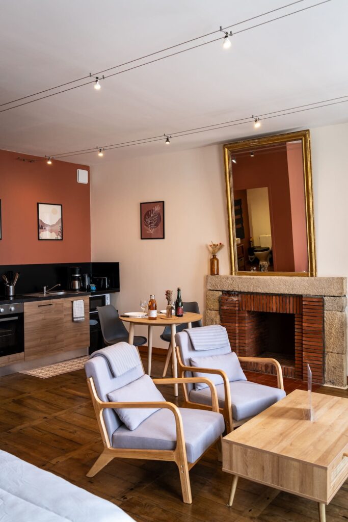 Cuisine équipée au style moderne au Manoir de la Forme à Plumaugat.