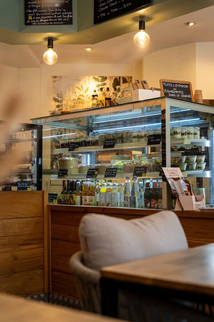 La vitrine des plats du jour chez D'ici Delà, à Dinan
