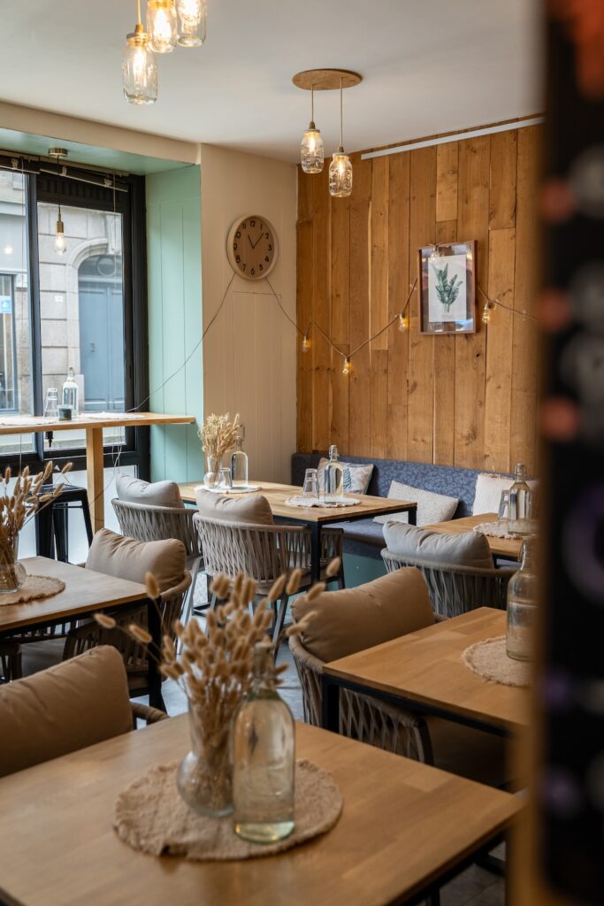 La salle de repas chez D'ici Delà, à Dinan