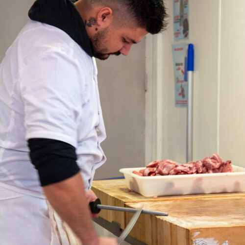 Damien, boucher et gérant de la boucherie L'Isabelle à Isle