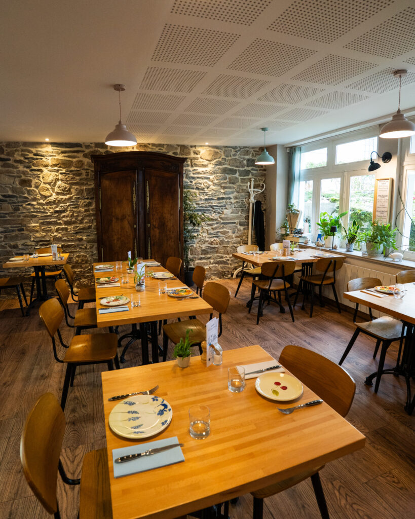 La salle du restaurant De Porc en Port à Locquénolé