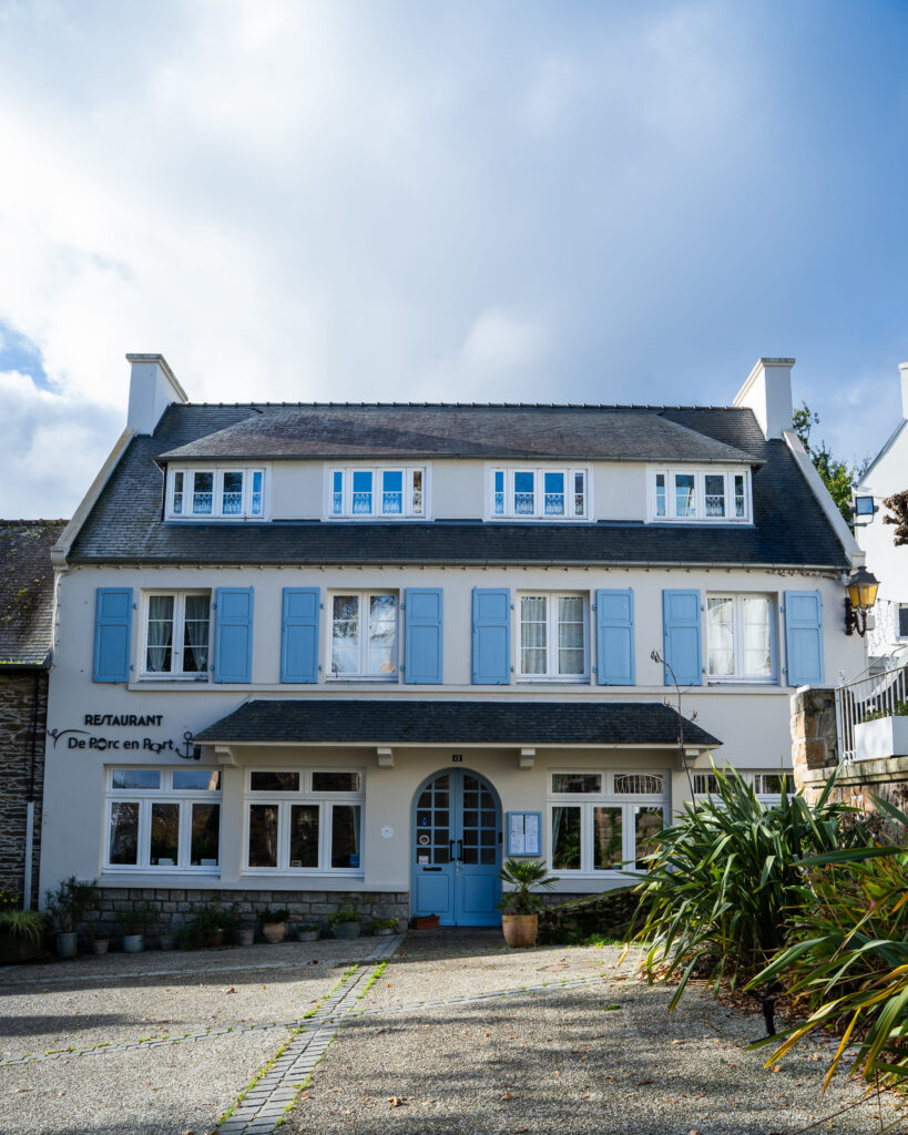 L'extérieur du restaurant De Porc en Port à Locquénolé