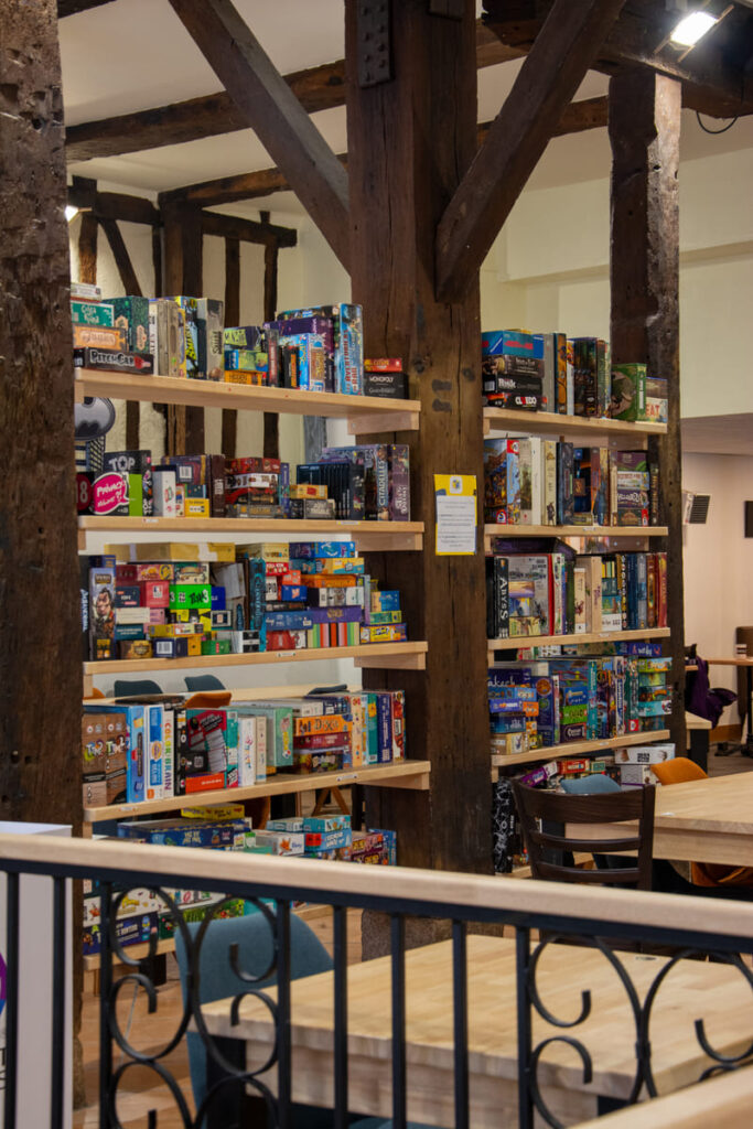 Les étagères rempies de jeux de société au bar à jeux L'Antre Jeux dans le centre ville de Limoges