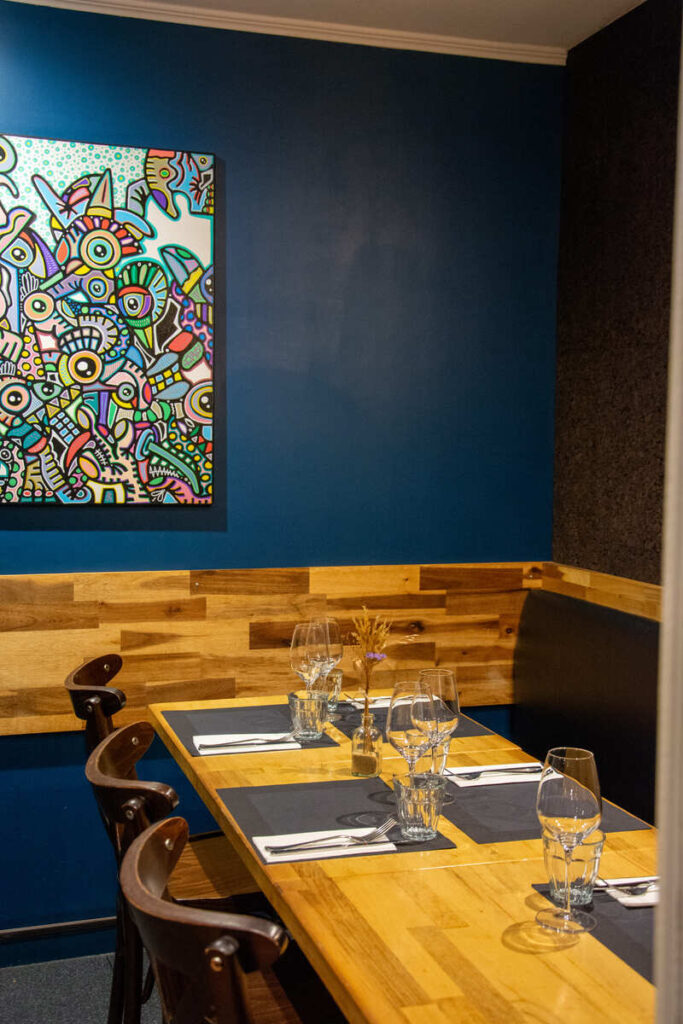 Une table dressée avec la décoration typique du restaurant La Place à Limoges