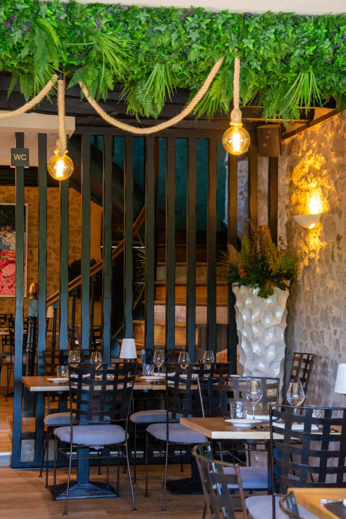 La décoration moderne et authentique du restaurant Le Clos des Cèdres à 15 minutes de Limoges