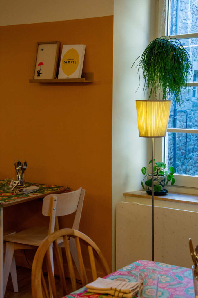 L'intérieur coloré du restaurant Le Merle Moqueur à Eymoutiers à 45 minutes de Limoges