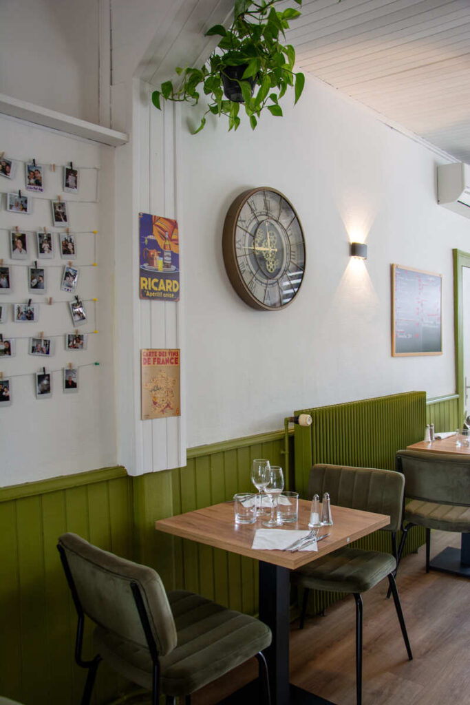 Une table dressée Le burger végétarien du restaurant Le Ponticaud en bords de Vienne à Limoges