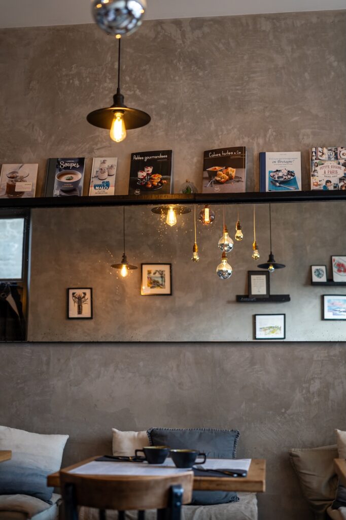 Décoration soignée avec cadres et luminaires dans la salle de La Marie Cécile Crêperie à Saint-Malo.
