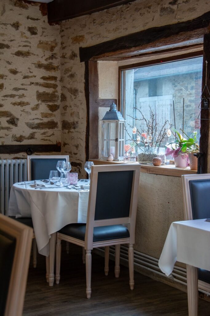 L'intérieur avec pierres et bois du restaurant L'instant Gourmand à Saint-Maurice-les-Brousses à 20 minutes de Limoges