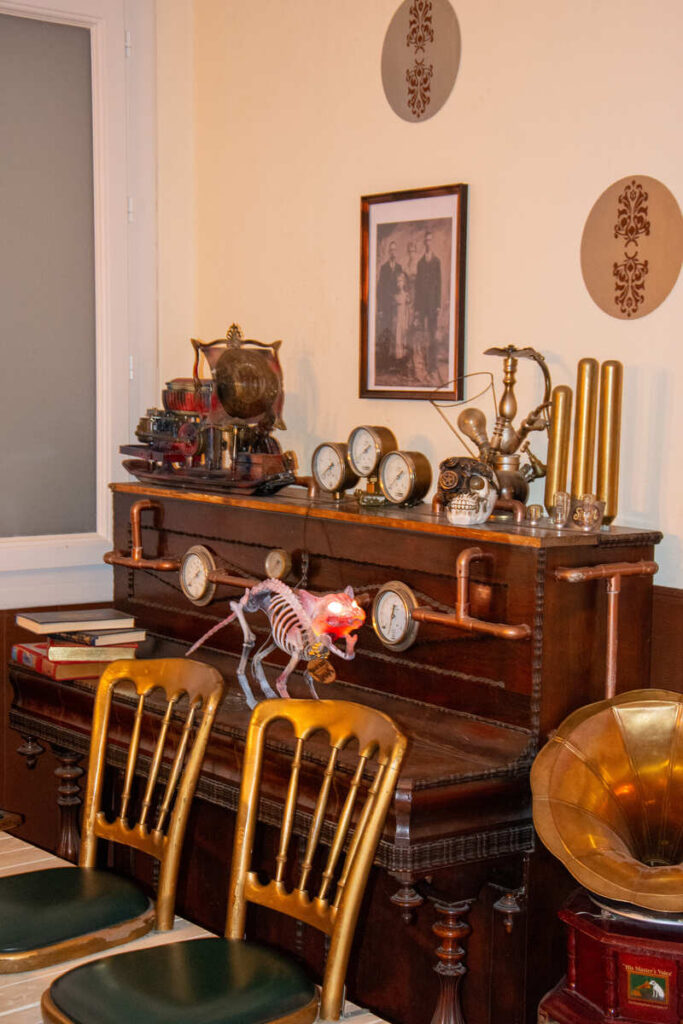 La décoration style rétro futuriste de Steam Escape, escape games de Limoges