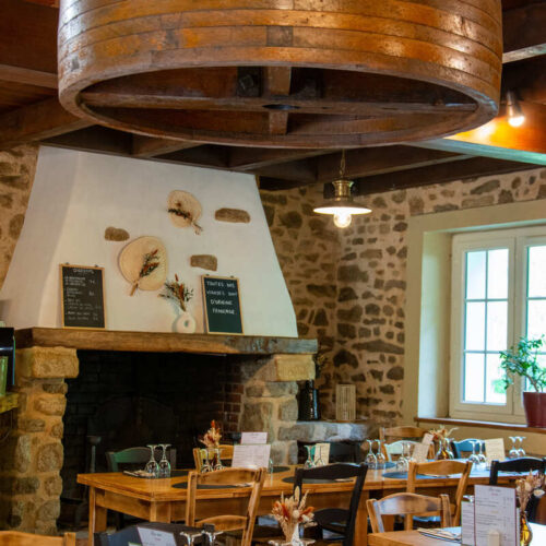 La cheminée dans la salle du Moulin de Chevillou, restaurant à quinze minutes de Limoges