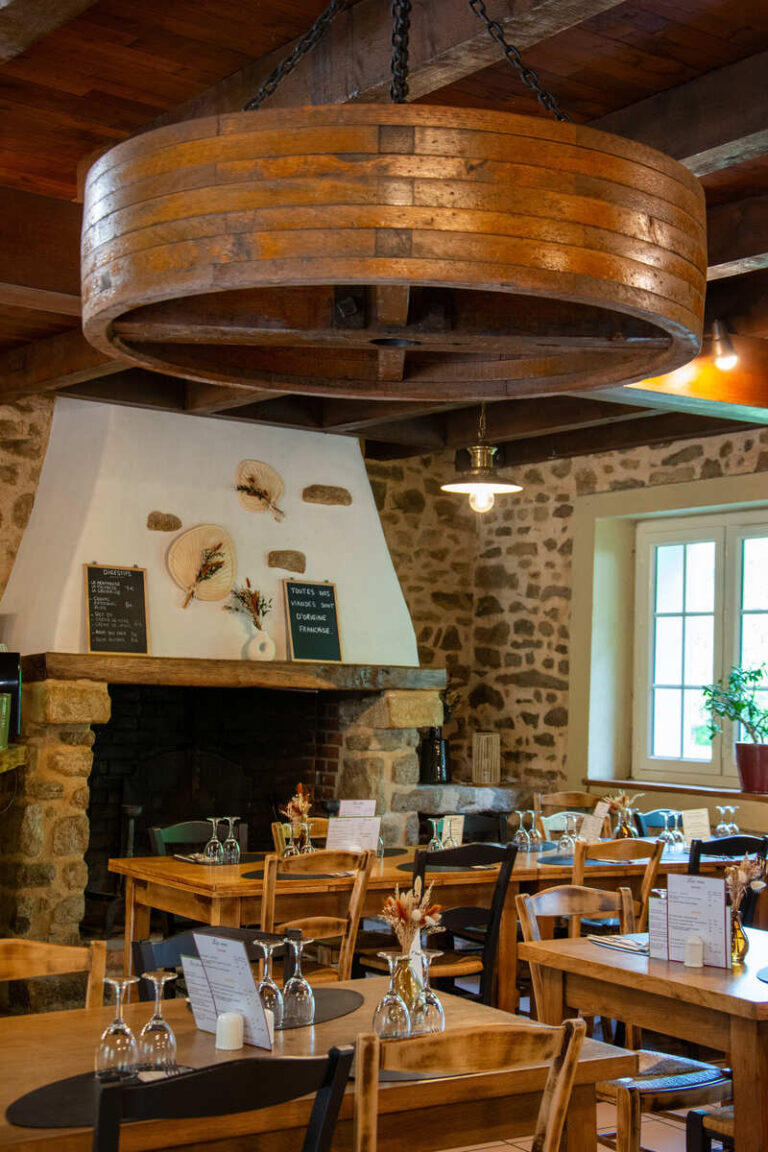 La cheminée dans la salle du Moulin de Chevillou, restaurant à quinze minutes de Limoges