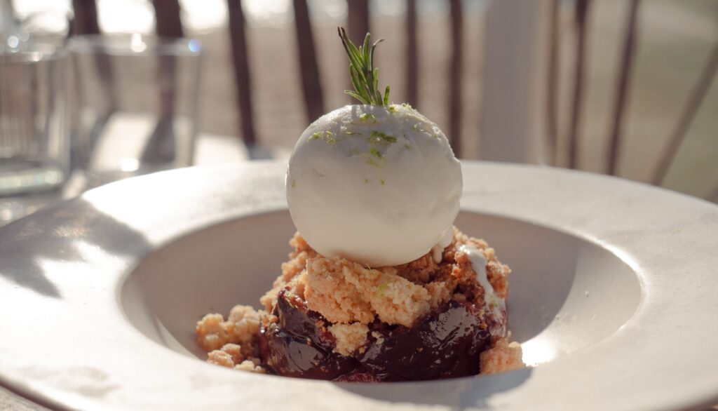Assiette de dessert à la carte du restaurant Laouga au lac de Cazaux.