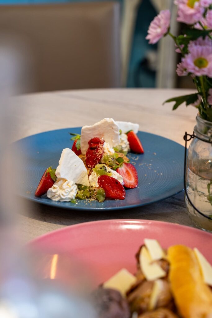 Dessert gourmand aux fraises et meringue au restaurant Au Bout de la Ligne à Dinan.