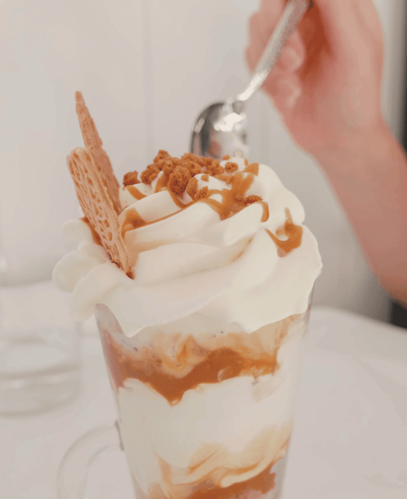 Banoffee, banane, spéculoos, caramel au beurre salé et crème fouettée du restaurant L'Ostra, à Andernos-les-Bains.