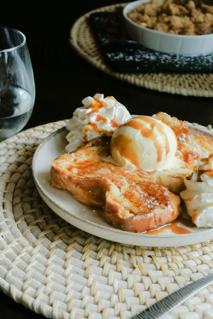 Brioche perdue au caramel au beurre salé et chantilly avec sa glace vanille du restaurant Le Cabanon à La Teste-de-Buch.
