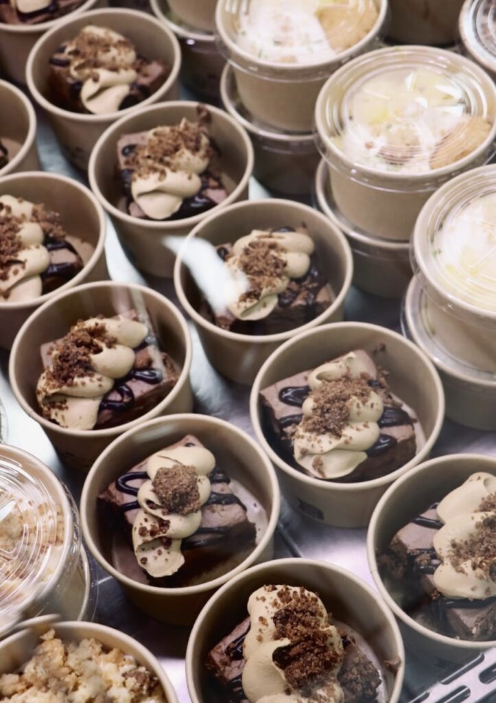 Des desserts gourmands prêts à être savourés chez Bolenn à Saint-Malo