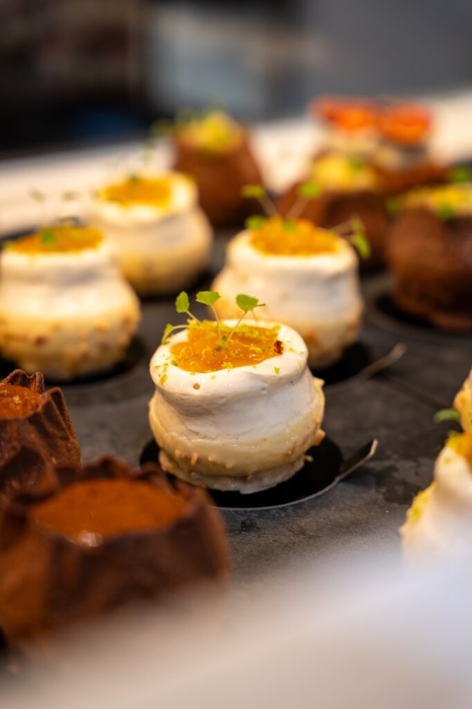 Desserts mêlant tradition locale et saveurs exotiques chez Récit de Voyage à Saint-Malo.