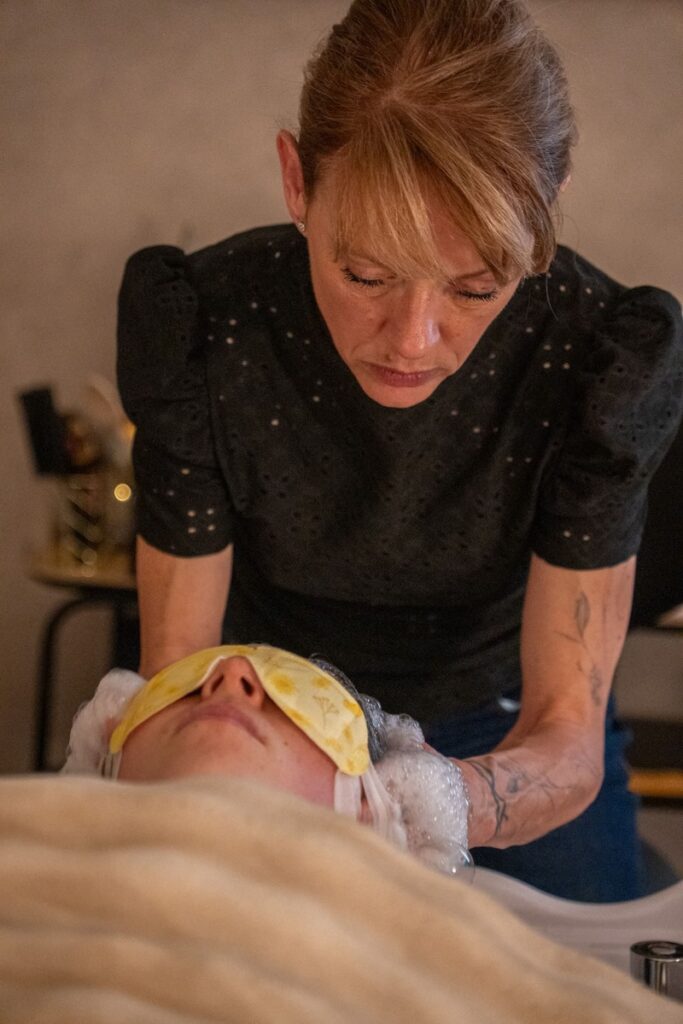 Corinne, praticienne douce et attentionnée de Univ'hair Spa à Panazol à quelques minutes de Limoges