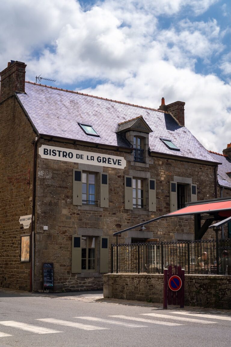 Devanture de l'etablissement bistro de la greve a saint-suliac