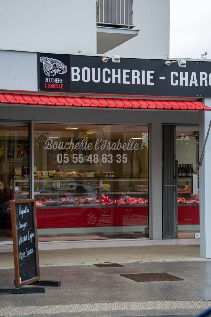 Devanture de la boucherie L'Isabelle à Isle