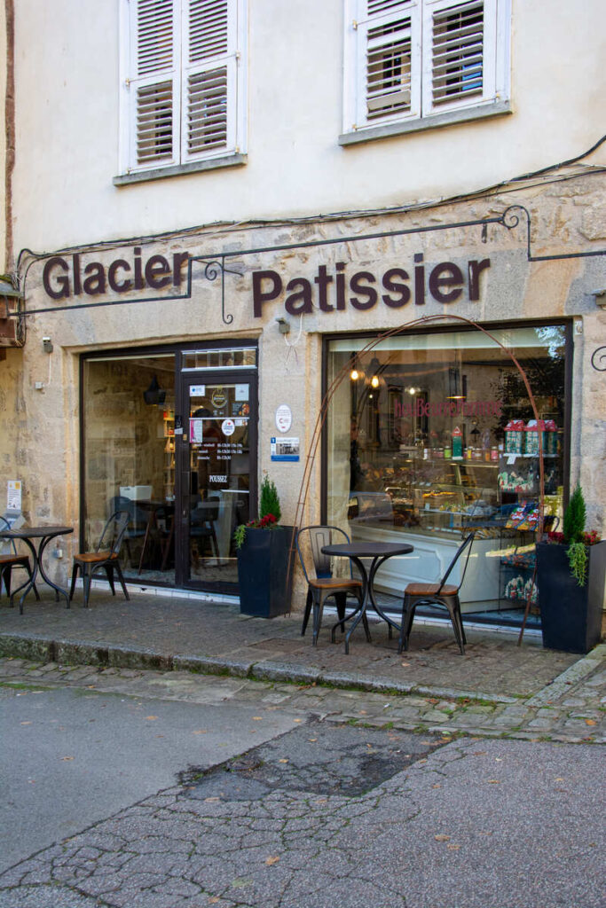 La devanture u cheescake de la pâtisserie Choubeurrepommes à Eymoutiers