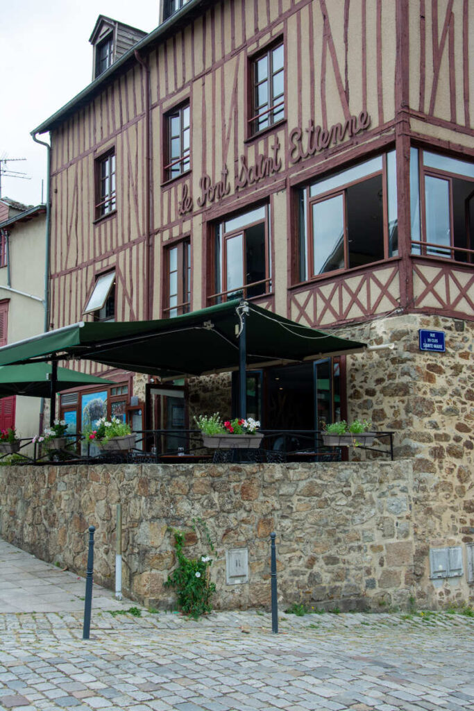 La devanture et la première terrasse du restaurant Le Pont Saint-Étienne à Limoges