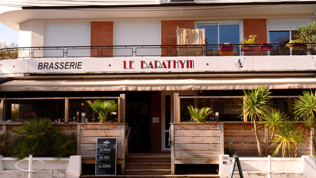 Devanture et facade du restaurant et brasserie Le Barathym à Arcachon.