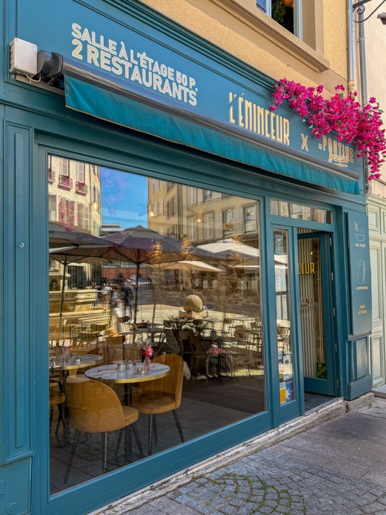 La devanture bleue et fleurie du restaurant L'Éminceur à Limoges