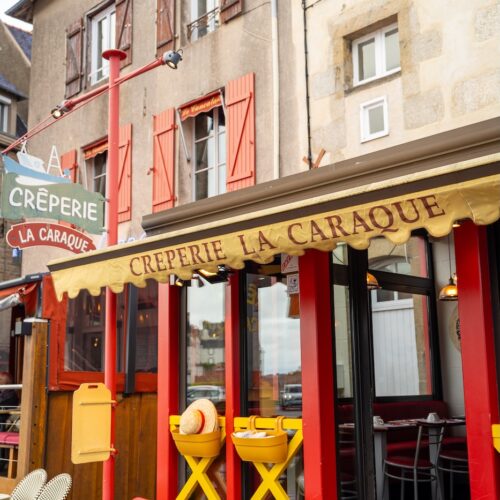 Façade colorée de la crêperie La Caraque à Saint-Malo.