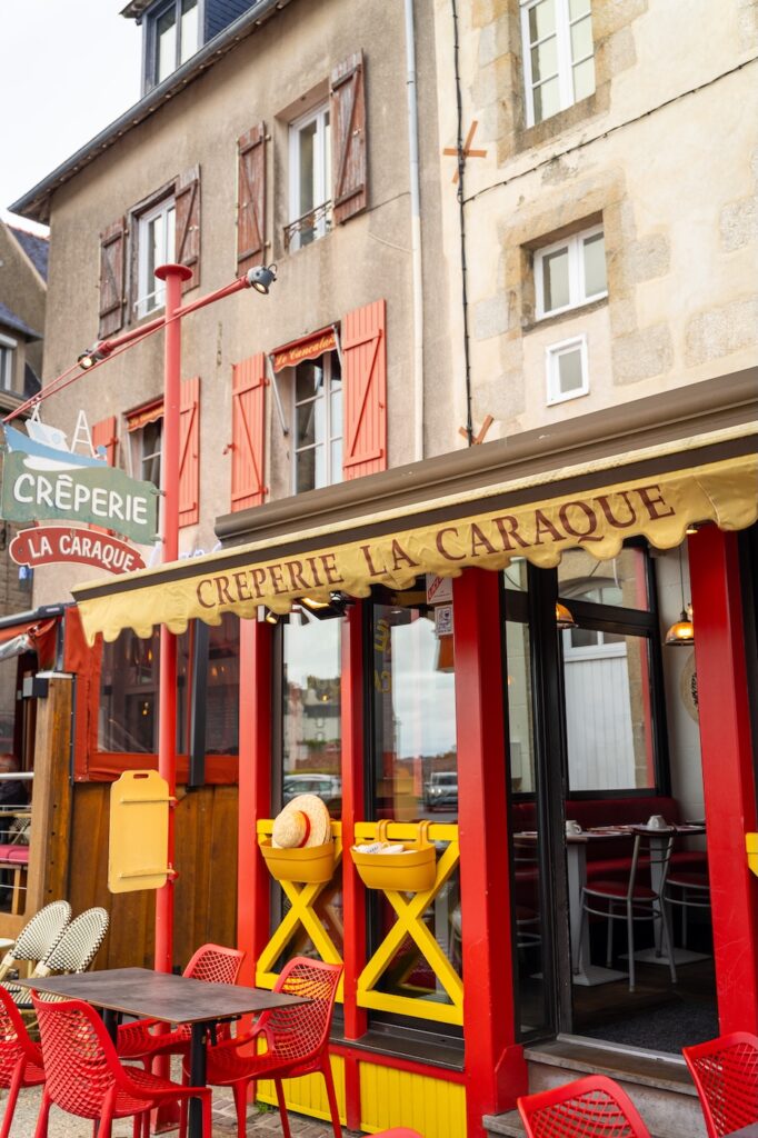 Façade colorée de la crêperie La Caraque à Saint-Malo.