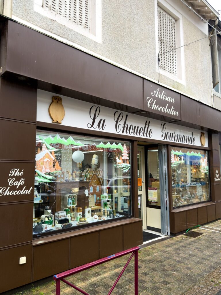 La devanture de La Chouette Gourmande, chocolaterie à Saint-Yrieix La Perche