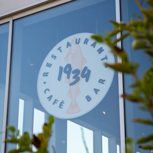 Façade vitrée avec logo du restaurant Le 1934 à Saint-Malo.