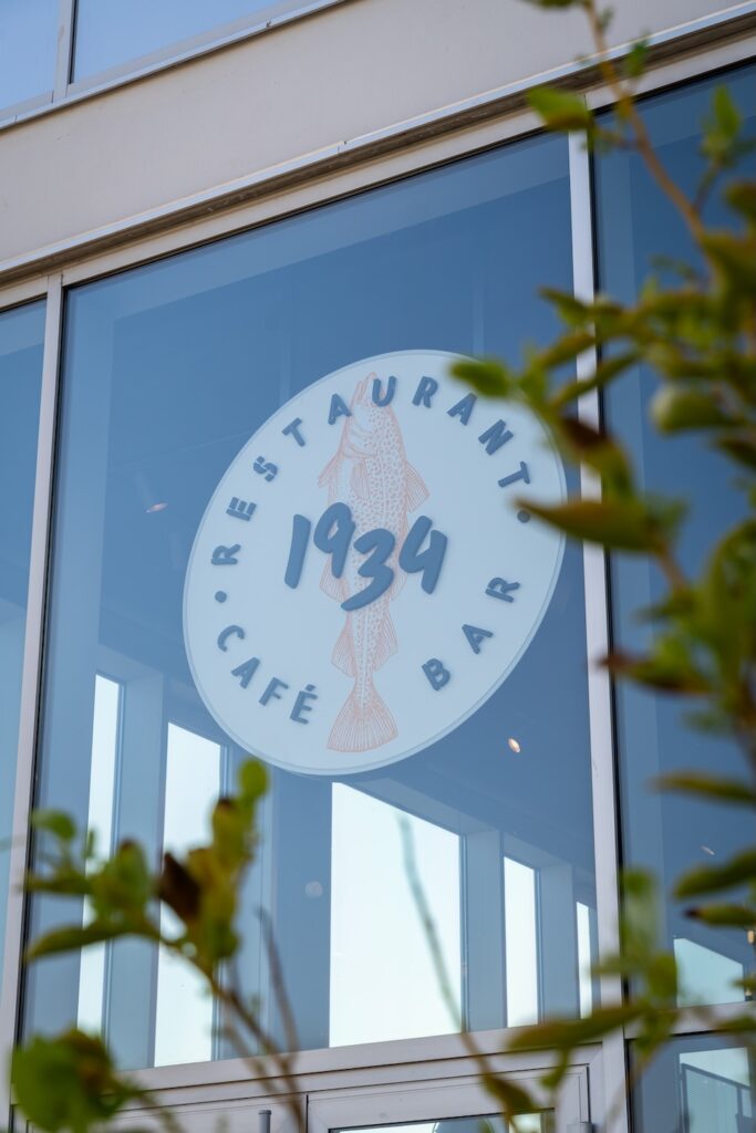 Façade vitrée avec logo du restaurant Le 1934 à Saint-Malo.