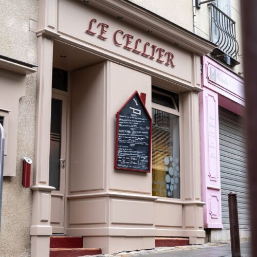 Façade beige et rouge avec menu à l’ardoise au Cellier à Châteaugiron.