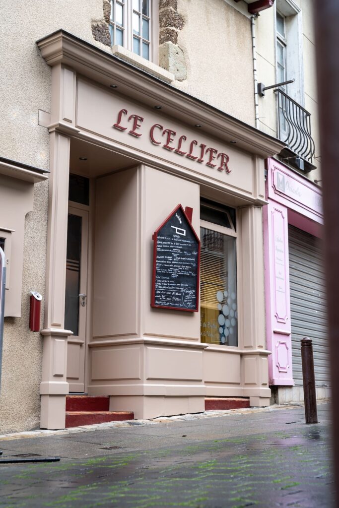Façade beige et rouge avec menu à l’ardoise au Cellier à Châteaugiron.