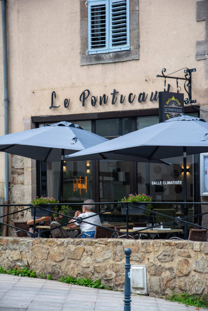 La terrasse ombragée du restaurant Le Ponticaud en bords de Vienne à Limoges