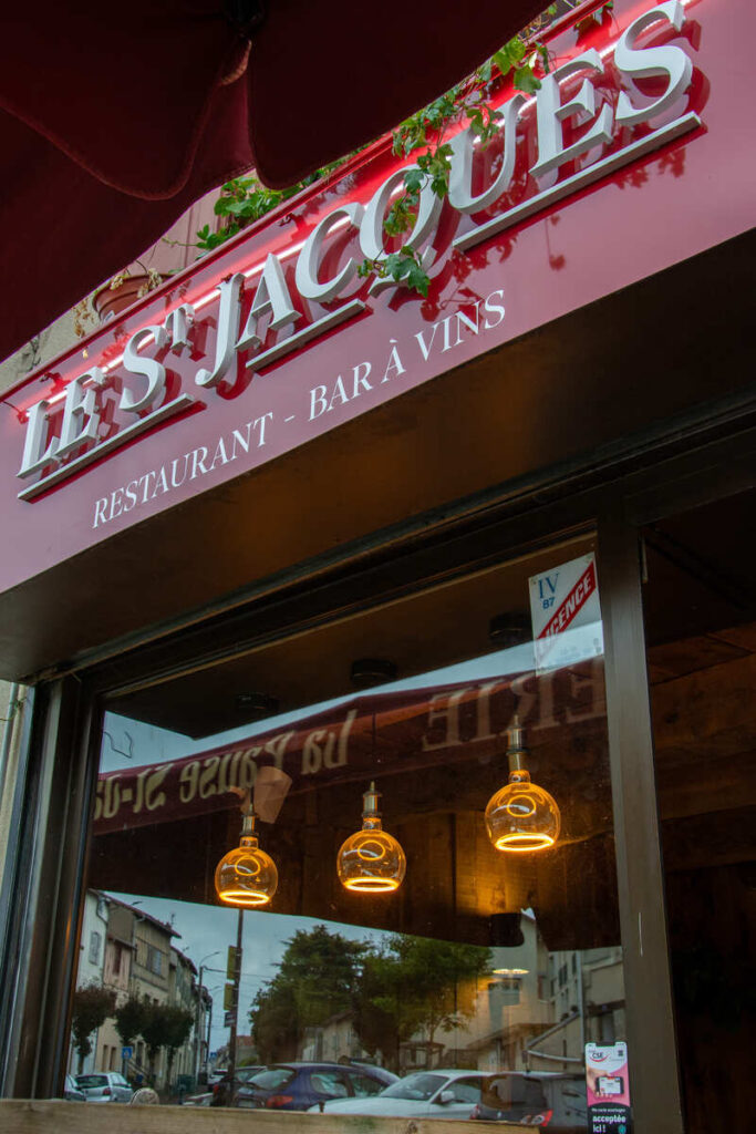 La devanture du restaurant le Saint-Jacques à Limoges sur les bords de Vienne