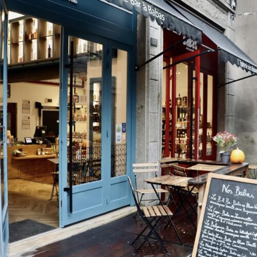 La façade accueillante de l'épicerie des Babas attire les amateurs de douceurs et de produits fins. L'épicerie des Babas, Saint-Malo.