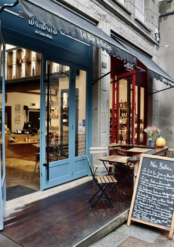 La façade accueillante de l'épicerie des Babas attire les amateurs de douceurs et de produits fins. L'épicerie des Babas, Saint-Malo.