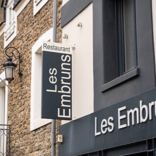 Façade accueillante du restaurant Les Embruns à Saint-Malo