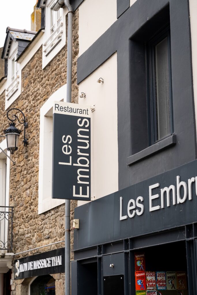 Façade accueillante du restaurant Les Embruns à Saint-Malo