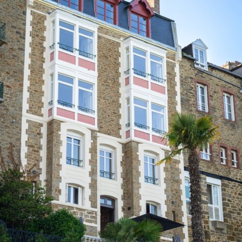 Façade élégante des Terrasses du Prieuré à Dinard.