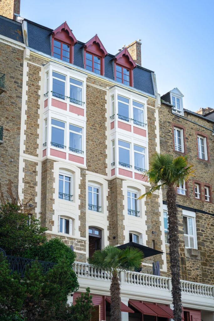 Façade élégante des Terrasses du Prieuré à Dinard.