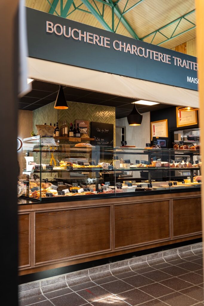 Stand élégant en bois et noir aux halles de Dinard, maison painchaud