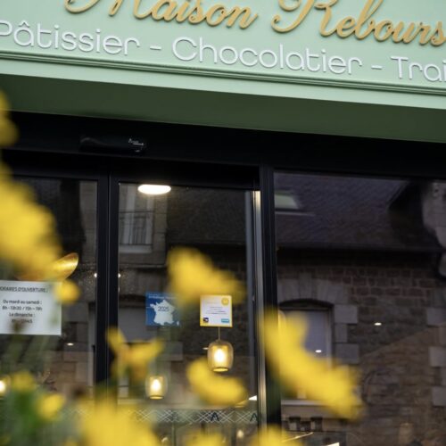 Devanture accueillante de Maison Rebours, artisan chocolatier et pâtissier à Beaussais-sur-Mer.