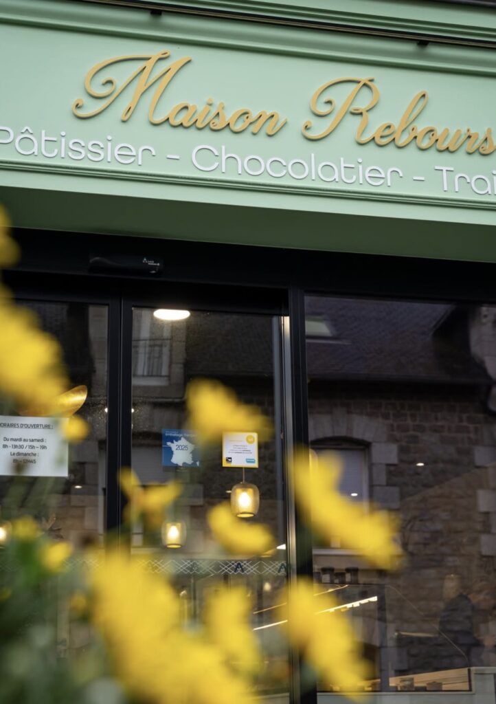 Devanture accueillante de Maison Rebours, artisan chocolatier et pâtissier à Beaussais-sur-Mer.