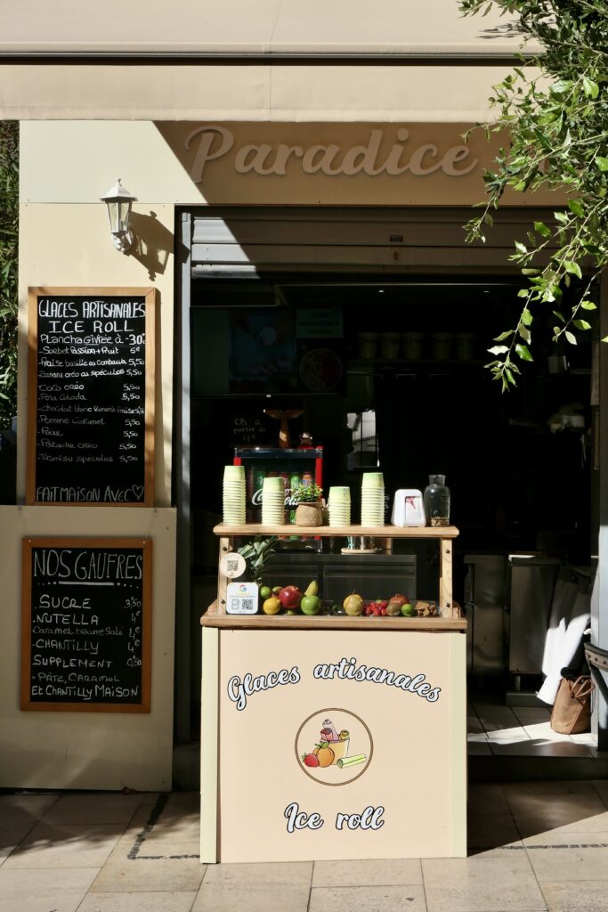 Devanture de l'établissement de street food faite mason et glaces artisanales à la planche Paradice Roll à Arcachon.